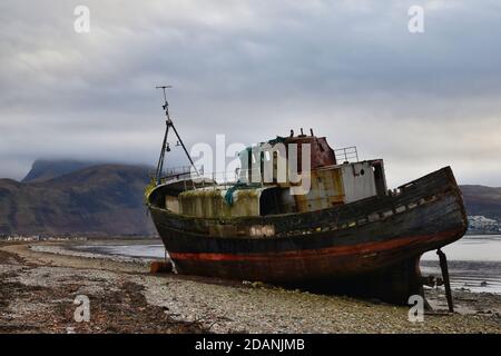 Corpach Schiffswrack, nahe Fort William, Schottland mit Ben Nevis im Hintergrund am bewölkten Tag Stockfoto