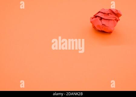 Nahaufnahme von orangefarbenem Papier auf orangefarbenem Hintergrund Stockfoto