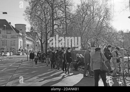 Zürich: Corona Virus Shopping auf dem Flohmarkt Münsterhof in Niederdorf Stockfoto