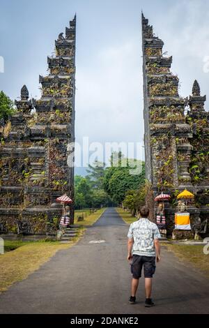 Mann, der vor dem buddhistischen Tor in bali steht Stockfoto