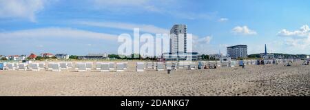 Panoramablick auf den Strand von Warnemünde mit dem Hotel Neptun und weißen Liegestühlen, Deutschland Stockfoto