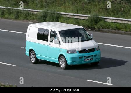 Volkswagen Transporter T28 85 TDI White Panel Van auf der Autobahn M6 bei Preston in Lancashire, Großbritannien. Stockfoto