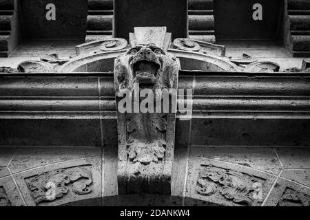 Steinskulptur an einer Wand in schwarz weiß Stockfoto