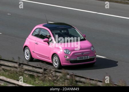 Fiat 500 Puro2 Pink Car Hatchback Benzin auf der Autobahn M6 bei Preston in Lancashire, Großbritannien. Stockfoto