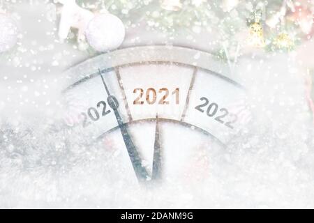 Countdown bis Mitternacht. Uhr des Feiertags zählt letzten Momente vor Weihnachten oder Neujahr 2021. Stockfoto