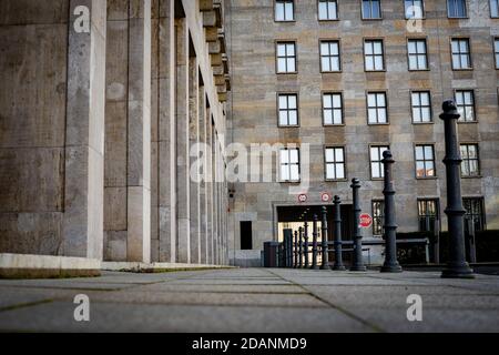 Eingang zu einem ddr-Gebäude in berlin Stockfoto