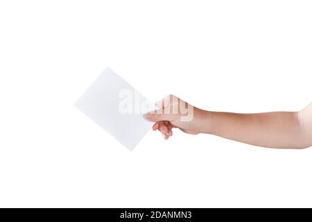 Kinderhand mit Visitenkarte (weiße Papierkarte) isoliert auf weißem Hintergrund. Mit Clipping-Pfad. Stockfoto