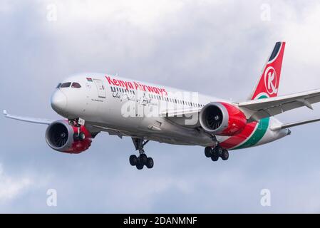 Kenya Airways Boeing 787 Dreamliner Jet Airliner Flugzeug 5Y-KZB auf dem Anflug auf den London Heathrow Airport, Großbritannien, während COVID 19 Lockdown. Benannt Stockfoto