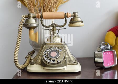 Vintage-Telefon auf Holztisch Hintergrund. Antikes Drehtelefon. Stockfoto