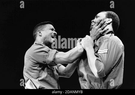 l-r: Clarke Peters (Othello), Paul Barber (Iago) in OTHELLO von Shakespeare im Greenwich Theatre, London SE10 1989 Design: Henk Schutt Beleuchtung: Chic Reid Regie: Sue Dunderdale & Hugh Quarshie Stockfoto