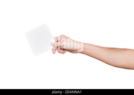 Hand hält Papierstücke (Karten, Tickets, Flyer, Einladungen oder Coupons, ), isoliert auf weißem Hintergrund mit Clipping-Pfad. Stockfoto