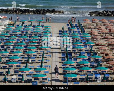 Luftaufnahme des Strandes von Cattolica mit Menschen und blauem Wasser. Sommerurlaub Konzept Stockfoto