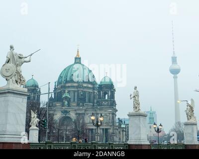 Blick auf den Berliner Dom im Winter Stockfoto