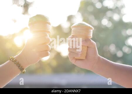 Zwei Hand halten Eis-Konus im Sommer Tag im Urlaub. Stockfoto