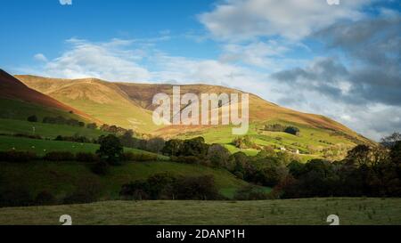 Die mit Samt bedeckten, grasbewachsenen Howgills, die in der Sonne atemberaubend aussehen - Berge in Cumbria, Großbritannien Stockfoto