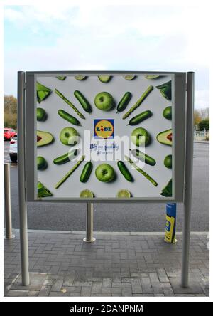 Lidl's Werbeplakat außerhalb des Ladeneingangs. Stockfoto