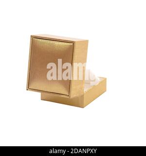 Offene goldene Geschenkbox isoliert auf weiß. Rückansicht. Überraschungskonzept. Stockfoto