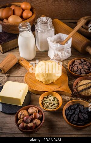 Sortiment an Backzutaten und Küchenutensilien im Vintage Holzstil. Weihnachtsbackkonzept. Stockfoto