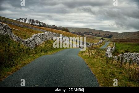 UK Landschaft: Blick auf das weniger besuchte Tal von Kingsdale und schöne Radweg, Thornton Lane, Yorkshire Dales National Park Stockfoto