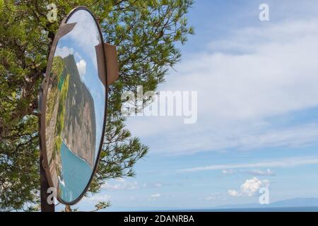 Ein runder konvexer Spiegel, der die Stadt Framura, Ligurien, Italien reflektiert Stockfoto