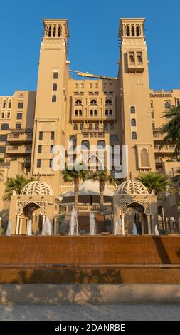 'Sharjah, Sharjah/Vereinigte Arabische Emirate - 11/7/2020: Sheraton Hoteleingang mit Springbrunnen entlang der Golfküste bei Sonnenaufgang. Ein luxuriöses Hotel Stockfoto