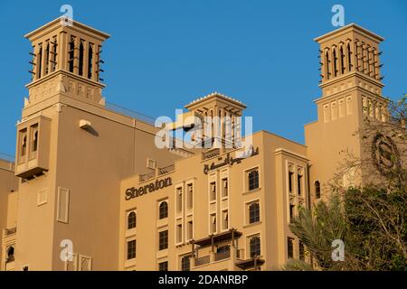 Sharjah, Sharjah/Vereinigte Arabische Emirate - 11/7/2020: Sheraton Hotel im Nahen Osten. Ein luxuriöses Hotel mit Aufenthaltstabenden während des COVID-1 Stockfoto