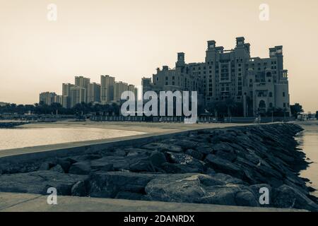 Sharjah, Sharjah/Vereinigte Arabische Emirate - 11/7/2020: Sheraton Hotel in schwarz und weiß an der Golfküste bei Sonnenaufgang. Ein luxuriöses Hotel mit Stockfoto