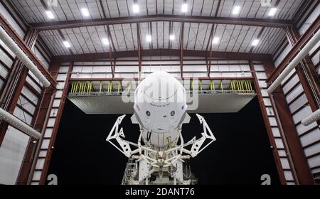 Die SpaceX Falcon 9 Rakete mit der Crew Dragon Resilience an Bord wird aus dem SpaceX Hangar ausgerollt, um den Launch Complex 39A im Kennedy Space Center 9. November 2020 in Cape Canaveral, Florida, zu starten. Die NASA SpaceX Crew-1 Mission ist die erste Crew-Rotation-Mission der Raumsonde SpaceX Crew Dragon zur Internationalen Raumstation. Stockfoto