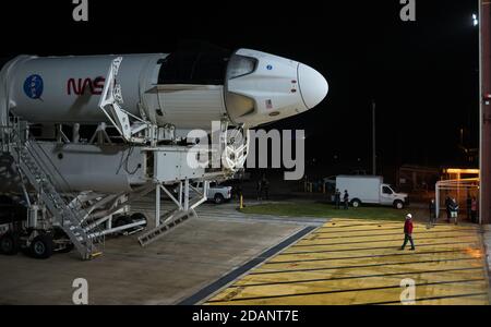 Die SpaceX Falcon 9 Rakete mit der Crew Dragon Resilience an Bord wird aus dem SpaceX Hangar ausgerollt, um den Launch Complex 39A im Kennedy Space Center 9. November 2020 in Cape Canaveral, Florida, zu starten. Die NASA SpaceX Crew-1 Mission ist die erste Crew-Rotation-Mission der Raumsonde SpaceX Crew Dragon zur Internationalen Raumstation. Stockfoto