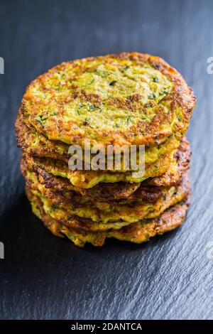 Zucchini Pfannkuchen auf schwarzem Hintergrund Stockfoto