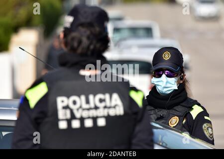 Vendrell, Spanien. März 2020. Polizeibeamte, die während der Einsperrungskontrollen an einem Kontrollpunkt auf der Wache stehen.die örtliche Polizei von El Vendrell führt am Wochenende eine kommunale Einsperrungskontrolle durch, die von der Regierung Kataloniens aufgrund der Gesundheitskrise in Covid-19 erlassen wurde. Menschen von Freitag um 0600 Uhr bis Montag um 6:00 Uhr können ihre Wohngemeinde nicht verlassen, außer für einige begrenzte Ausnahmen. Quelle: Ramon Costa/SOPA Images/ZUMA Wire/Alamy Live News Stockfoto