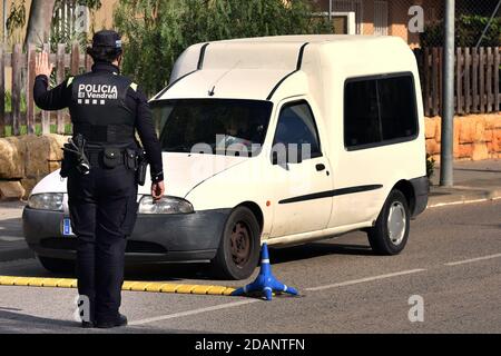 Vendrell, Spanien. März 2020. Ein Polizist hält ein Fahrzeug an einem Kontrollpunkt während der Haftkontrollen an.die örtliche Polizei von El Vendrell führt am Wochenende Haftkontrollen durch, die von der Regierung von Katalonien aufgrund der Gesundheitskrise von Covid-19 erlassen wurden. Menschen von Freitag um 0600 Uhr bis Montag um 6:00 Uhr können ihre Wohngemeinde nicht verlassen, außer für einige begrenzte Ausnahmen. Quelle: Ramon Costa/SOPA Images/ZUMA Wire/Alamy Live News Stockfoto