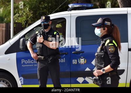 Vendrell, Spanien. März 2020. Polizeibeamte, die während der Einsperrungskontrollen an einem Kontrollpunkt auf der Wache stehen.die örtliche Polizei von El Vendrell führt am Wochenende eine kommunale Einsperrungskontrolle durch, die von der Regierung Kataloniens aufgrund der Gesundheitskrise in Covid-19 erlassen wurde. Menschen von Freitag um 0600 Uhr bis Montag um 6:00 Uhr können ihre Wohngemeinde nicht verlassen, außer für einige begrenzte Ausnahmen. Quelle: Ramon Costa/SOPA Images/ZUMA Wire/Alamy Live News Stockfoto