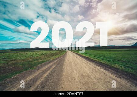 2021 Neujahrs-Roadtrip Reise und Zukunftsvision Konzept . Naturlandschaft mit Autobahn Straße führt vorwärts zu glücklichen Neujahr Feier in der