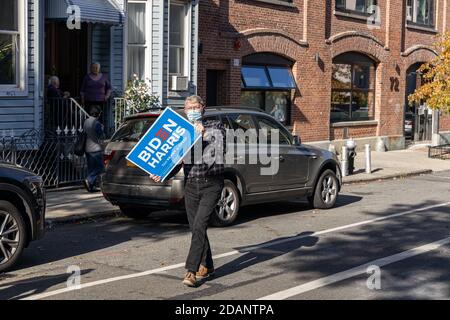 Ein Mann geht auf der Straße und feiert den Sieg von Joe Biden beim US-Präsidentenrennen im McCarren Park, Brooklyn, New York am 07. November 2020. Stockfoto