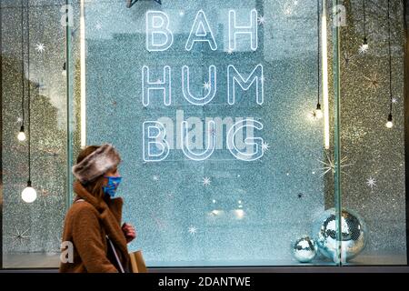 Edinburgh, Schottland, Großbritannien. 14. November 2020. Blick auf das Stadtzentrum von Edinburgh am Samstagnachmittag während einer von der schottischen Regierung verhängten Sperre der 3. Etage. Im Bild: Schaufenster im Harvey Nichols Store. Iain Masterton/Alamy Live News. Stockfoto