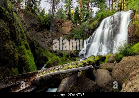 Mill Creek Falls in Modoc County, Nordkalifornien, USA. Aufnahme von unter den Wasserfällen im späten Nachmittagslicht bei Slow Shutter. Stockfoto