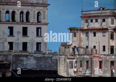 Luftpanorama einer alten und zerstörten Stadt, wo es Häuser und Menschen leben. Havanna Kuba Stockfoto