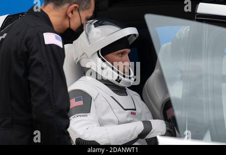 NASA-Astronaut Mike Hopkins sitzt in der SpaceX Tesla Crew Fahrzeug für die Abfahrt zum Launch Complex 39A während einer Generalprobe im Kennedy Space Center 12. November 2020 in Cape Canaveral, Florida. Die NASA SpaceX Crew-1 Mission ist die erste Crew-Rotation-Mission der Raumsonde SpaceX Crew Dragon zur Internationalen Raumstation. Stockfoto