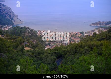 Panorama der Straße nach Turunc vom Hügel bei Marmaris, Türkei Stockfoto