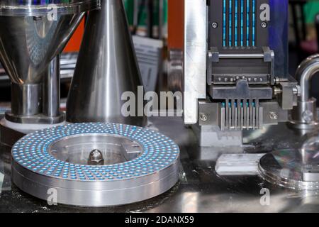 Kapsel Medizin Pille in der Produktionslinie der Medizin Abfüllmaschine in der pharmazeutischen Fabrik. Medizintechnik und Industrie-Konzept. Stockfoto