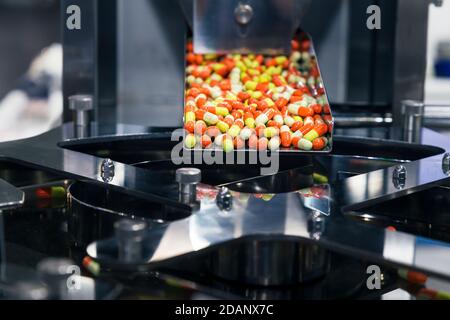 Apotheke Medizin Kapsel Pille in Produktionslinie bei medizinischen Werk. Selektive konzentrieren. Stockfoto