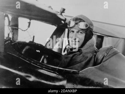 US-Armeegeneral Billy Mitchell (1879-1936) pilotieren ein Thomas-Morse Verfolgungsflugzeug in ungefähr 1921. Mit einem wohlhabenden Vater, Billy, trat der Armee noch als Privatperson im Alter von 19. Im Jahr 1916, als LT. In Washington, traf er die Brüder Wright. Da die Armee noch keine Piloten ausgebildet hat, bezahlte Mitchell persönlich für Flugstunden am Wochenende. Im Ersten Weltkrieg wurde er Amerikas militärischer Experte für Flugzeuge. Im Jahr 1918 war er Brigadier General Kommandant 90 Staffeln von Flugzeugen in Europa. Er drängte, Flugzeuge zu wahren Angriffswaffen zu machen. Für meine anderen WW I-bezogenen Bilder, Suche: Prestor vintage WW I Stockfoto