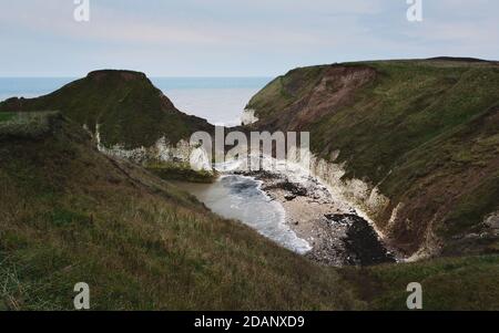 Meer und erodierte Kreidefelsen unter hellem herbstlichen Himmel bei niedriger Dämmerung entlang der Nordostküste entlang Flamborough Head in Yorkshire, Großbritannien. Stockfoto