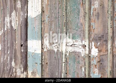 Risse im Lack auf eine alte Holzwand Stockfoto