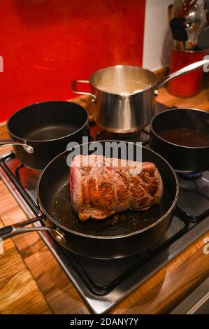 Roastbeef gemeinsame Hausmannskost für Sonntag Mittagessen Großbritannien - Das Rindfleisch in der Pfanne anbraten, bevor es in den Ofen gegeben wird Foto aufgenommen von Simon Dack Stockfoto