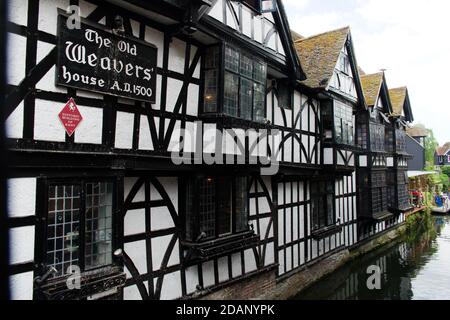 Das Old Weavers House am linken Ufer stammt aus dem Jahr 1500 und wurde am Fluss Stour, Canterbury, England gebaut. Stockfoto