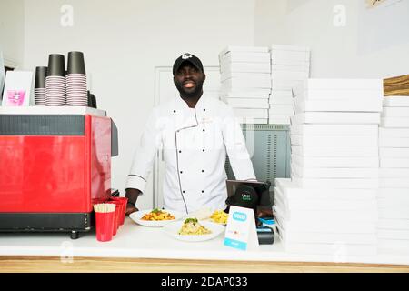 Kapstadt, Südafrika, November 2020 - Küchenchef Mack Bouya, Eigentümer des Let's Cook Restaurants, in der neuesten Filiale, die am 7. Juli 2020 eröffnet wurde. Stockfoto