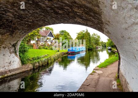 Bezaubernde Landschaft am Grand Union Canal mit Hütten und Lastkähnen in der Nähe von Harefiled, Colne Valley, Uxbridge, Großbritannien Stockfoto