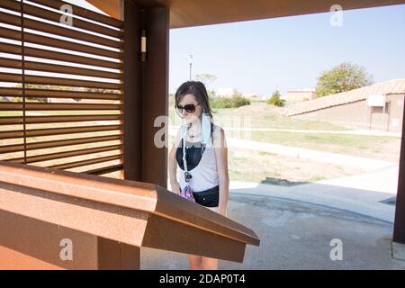 Tarquinia, Italien - 18. september 2020: Tourist liest Informationen in der Nekropole von Tarquinia. Stockfoto